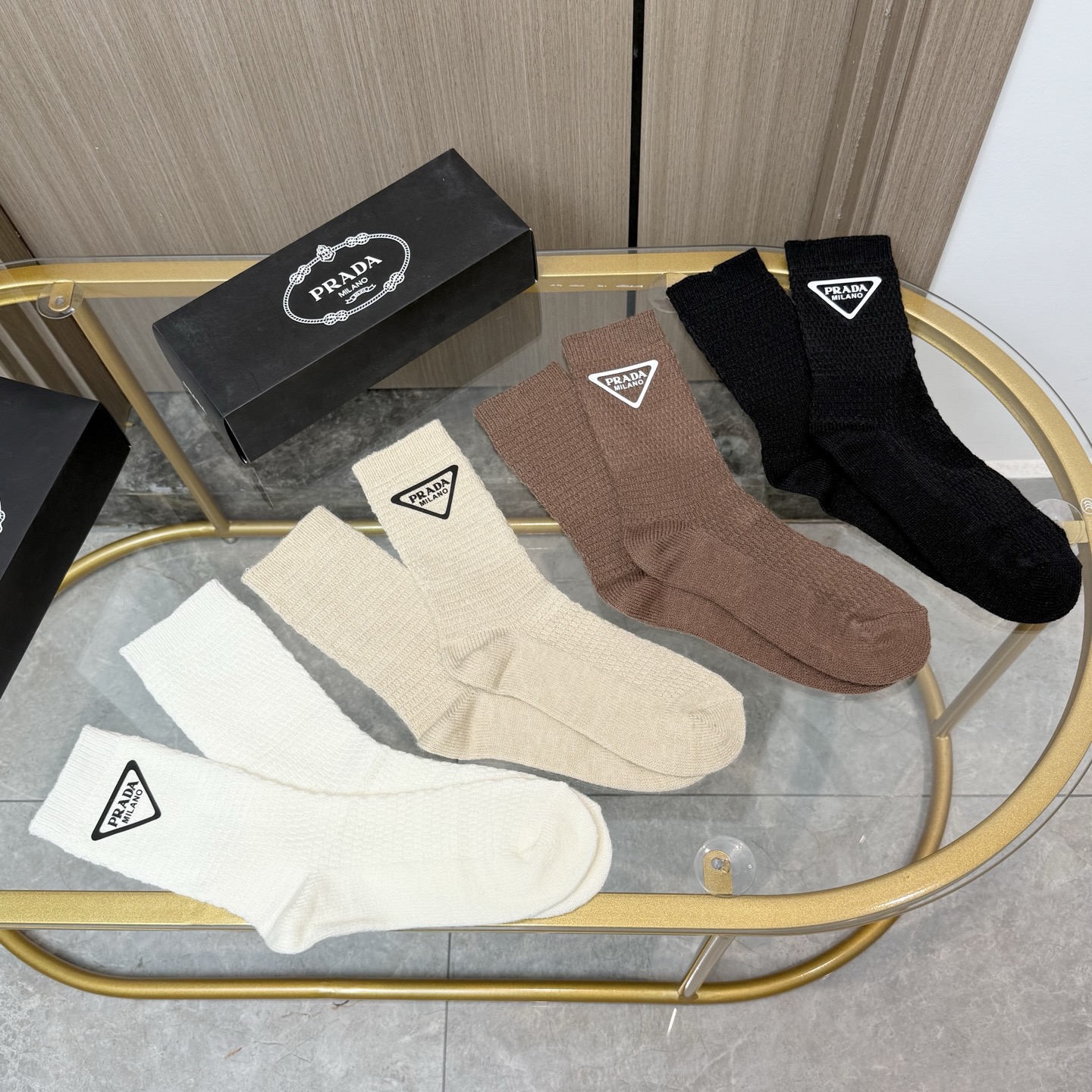 配包装【一盒四双】PRADA 普拉达高版本 ～好看到爆炸 PRADA 袜子🔥粗针羊绒烫印中筒袜，超精致🔥