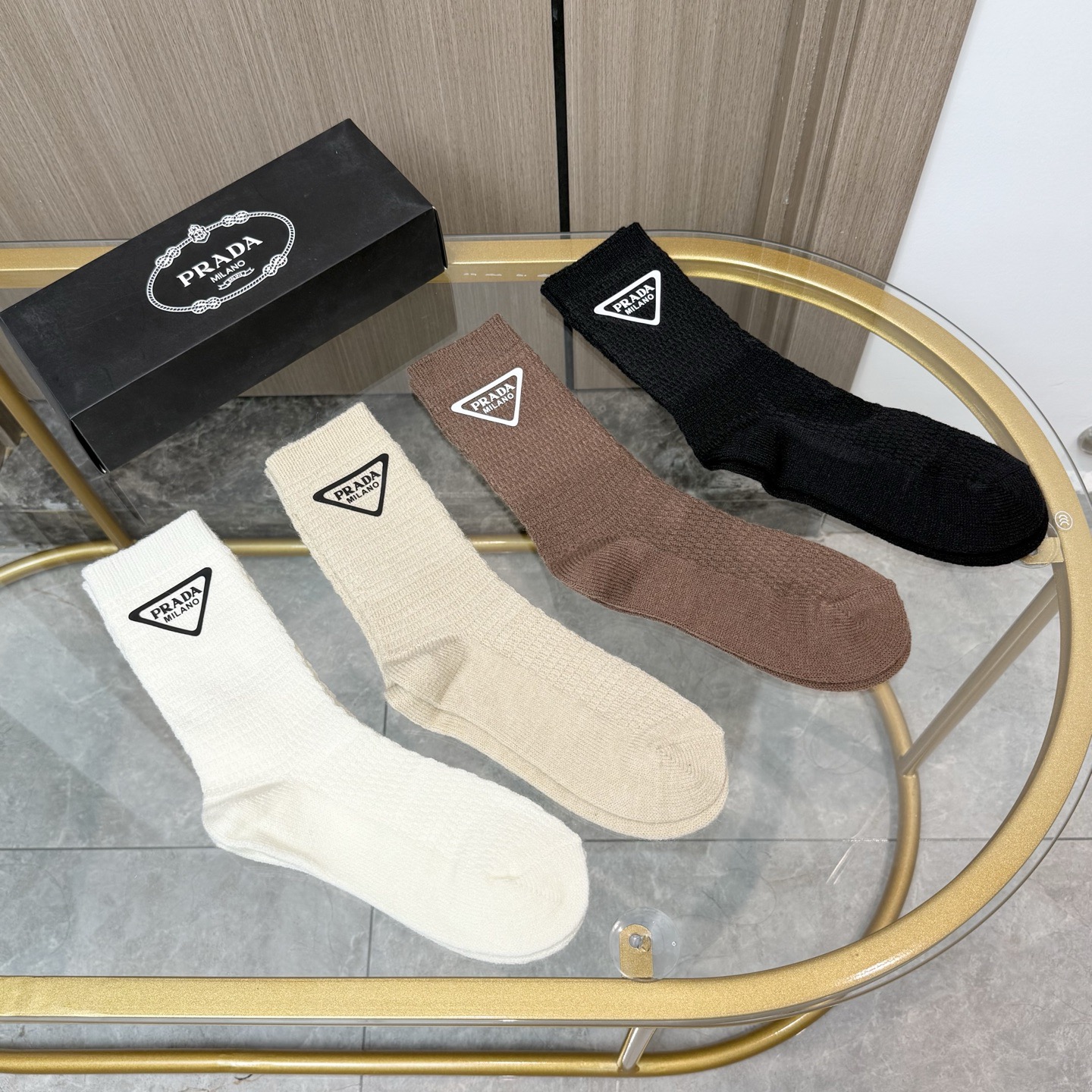 配包装【一盒四双】PRADA 普拉达高版本 ～好看到爆炸 PRADA 袜子🔥粗针羊绒烫印中筒袜，超精致🔥