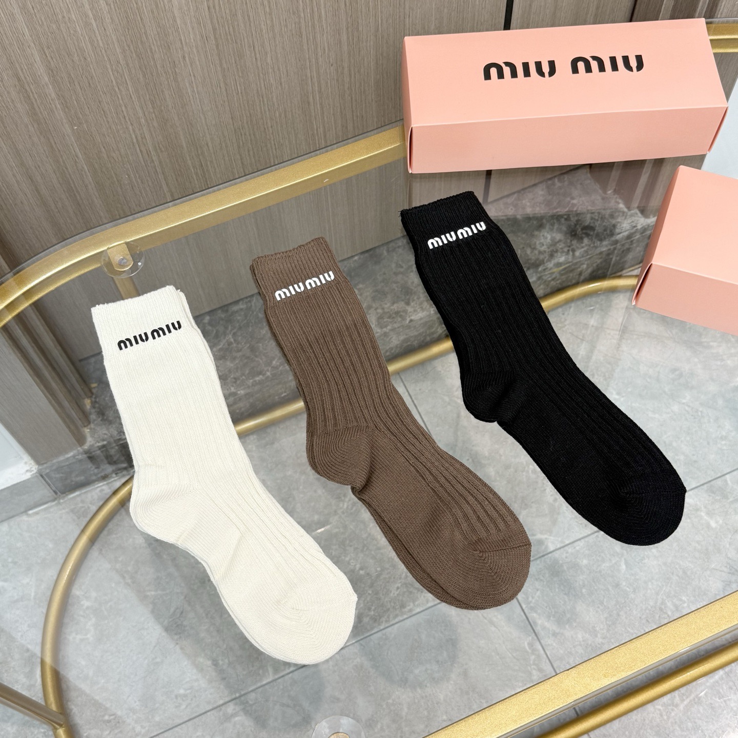 配包装【一盒三双】miumiu · 缪缪❗️高品质🔥超级爆款网红袜子❗️miu家官网同步饰品字母中筒袜，