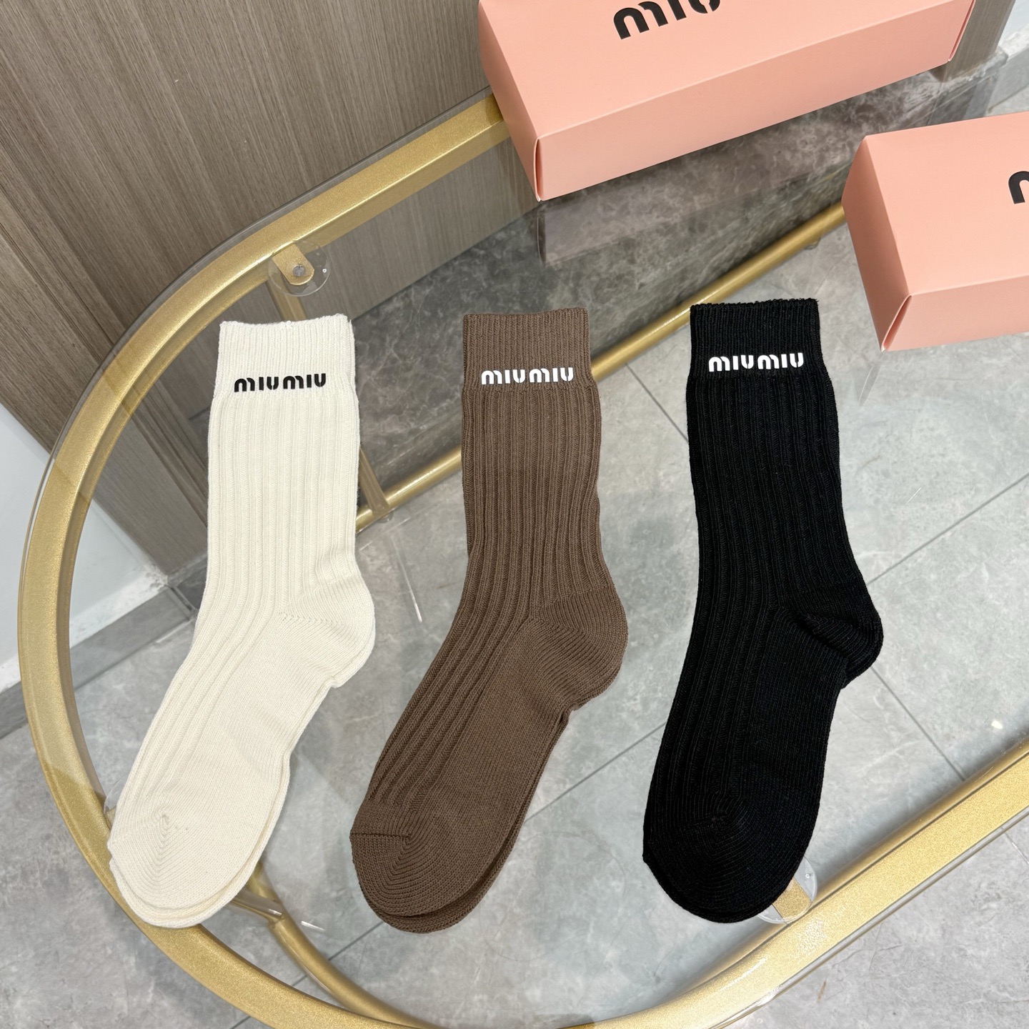 配包装【一盒三双】miumiu · 缪缪❗️高品质🔥超级爆款网红袜子❗️miu家官网同步饰品字母中筒袜，