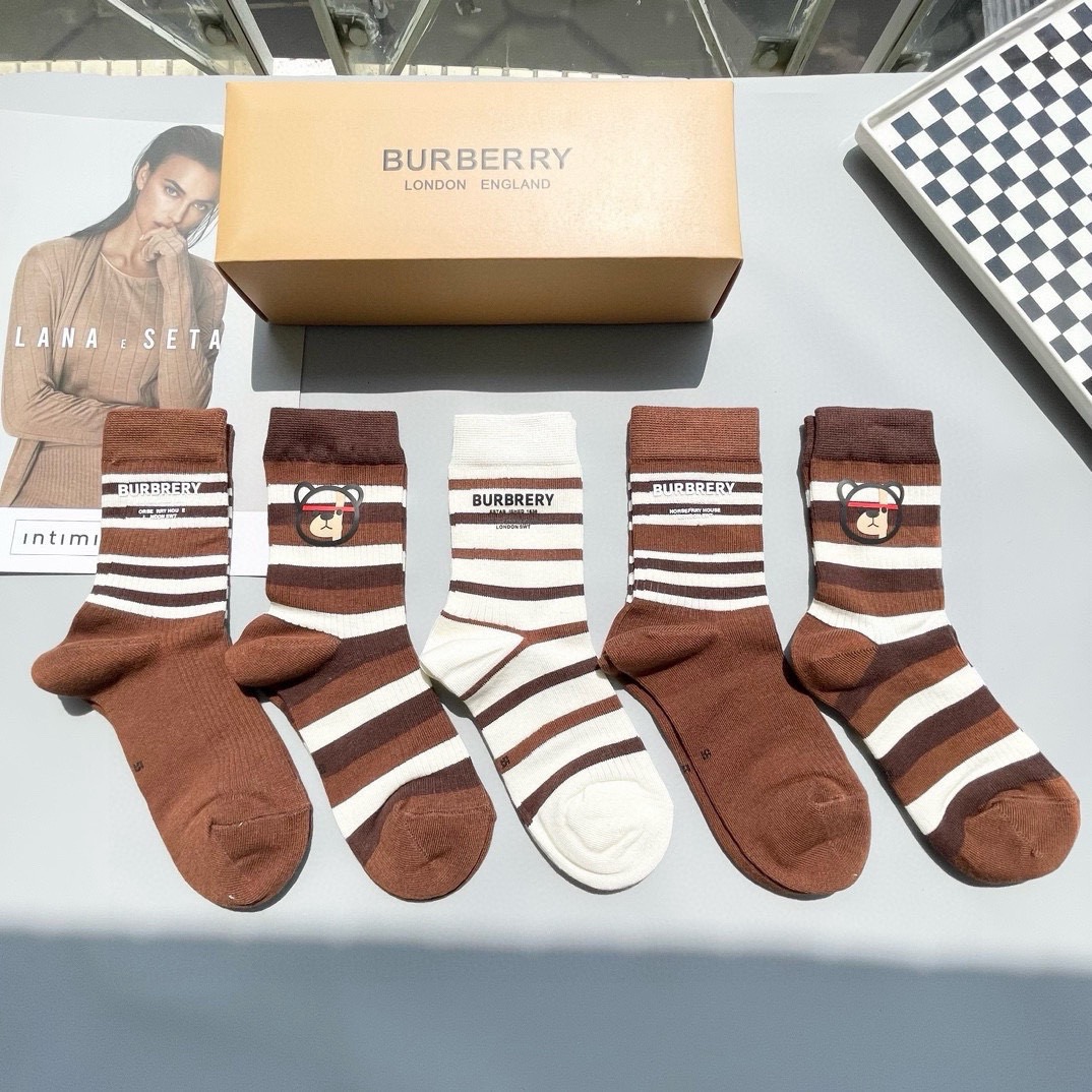 NO:618769,Comes with packaging [five pairs in a box] BURBERRY · Burberry, high quality, good-looking, big-name European and American high-top socks for men and women, indispensable counter-purchased high-quality high-top socks for trendy people, super high-end style when paired together, extremely fashionable~~ Recommended, recommended, recommended~~ A must-have fashionable item!  !  !  socks, stockings, socks, burberry, burberry, socks19860909配包装【一盒五双】BURBERRY · 巴宝莉 高品质好看到爆炸欧美大牌高筒袜男女款潮人必不能少的专柜代购品质高筒袜子 ,搭配起来超高逼格 时髦度爆表啊啊啊啊～～推荐推荐推荐～～必入时髦小单品！！！袜子,丝袜,袜子,burberry,burberry,socks,accessory