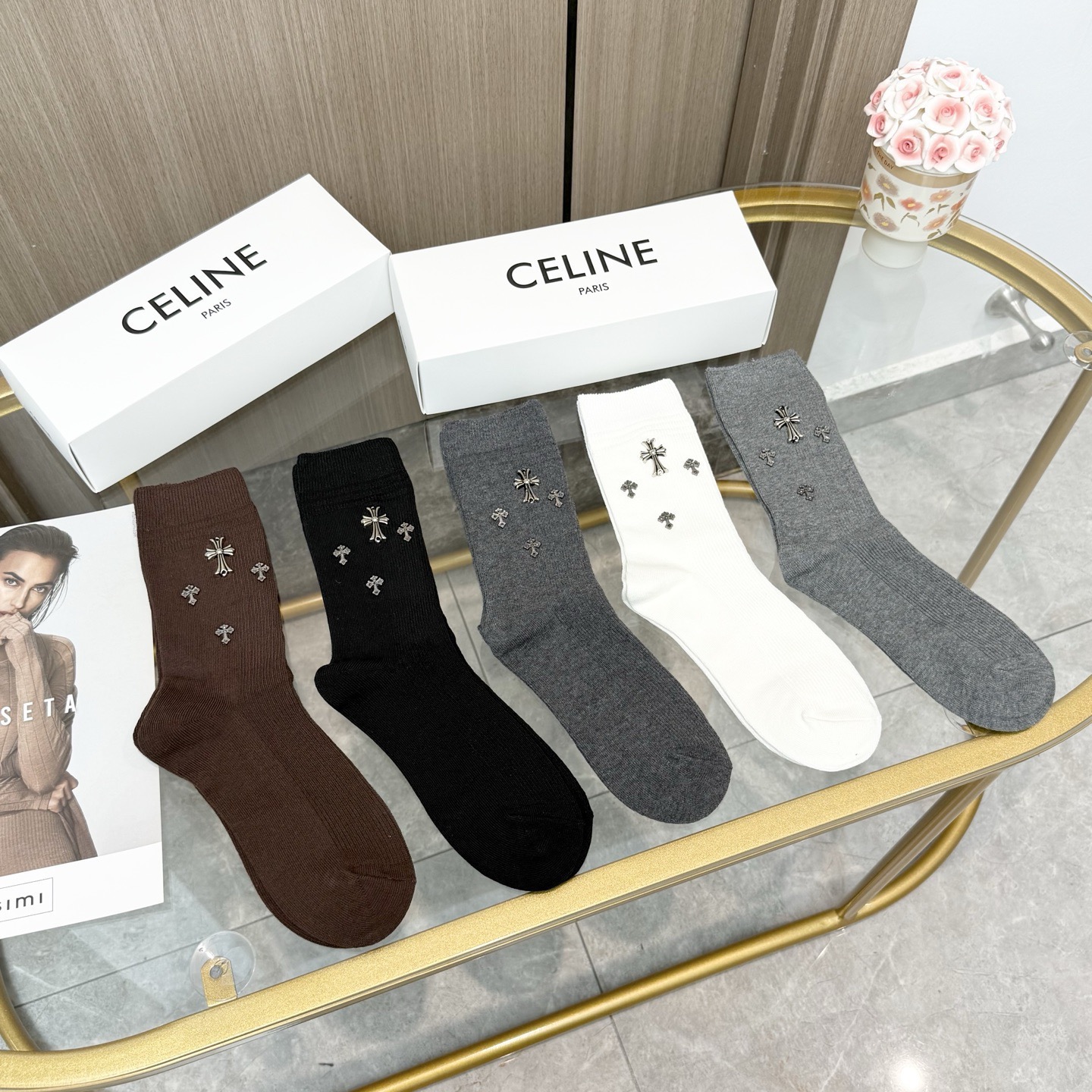 NO:618799,Comes with packaging [five pairs in a box] Croix Heart’s popular high-socks high version ~ It’s so good to see the explosion. European and American big-name high-socks are indispensable for fashionistas. They are high-quality socks that can be purchased at counters. They are super stylish when paired with them. They are so fashionable~~ Recommended, recommended, recommended~~ A must-have fashionable item!  !  socks, stockings, socks, chrome hearts, socks19860909配包装【一盒五双】克罗心 爆款高筒袜高版本 ～好看到爆炸 欧美大牌高筒袜潮人必不能少的专柜代购品质 袜子 ,搭配起来超高逼格 时髦度爆表啊啊啊啊～～推荐推荐推荐～～必入时髦小单品！！袜子,丝袜,袜子,chrome hearts,socks,accessory