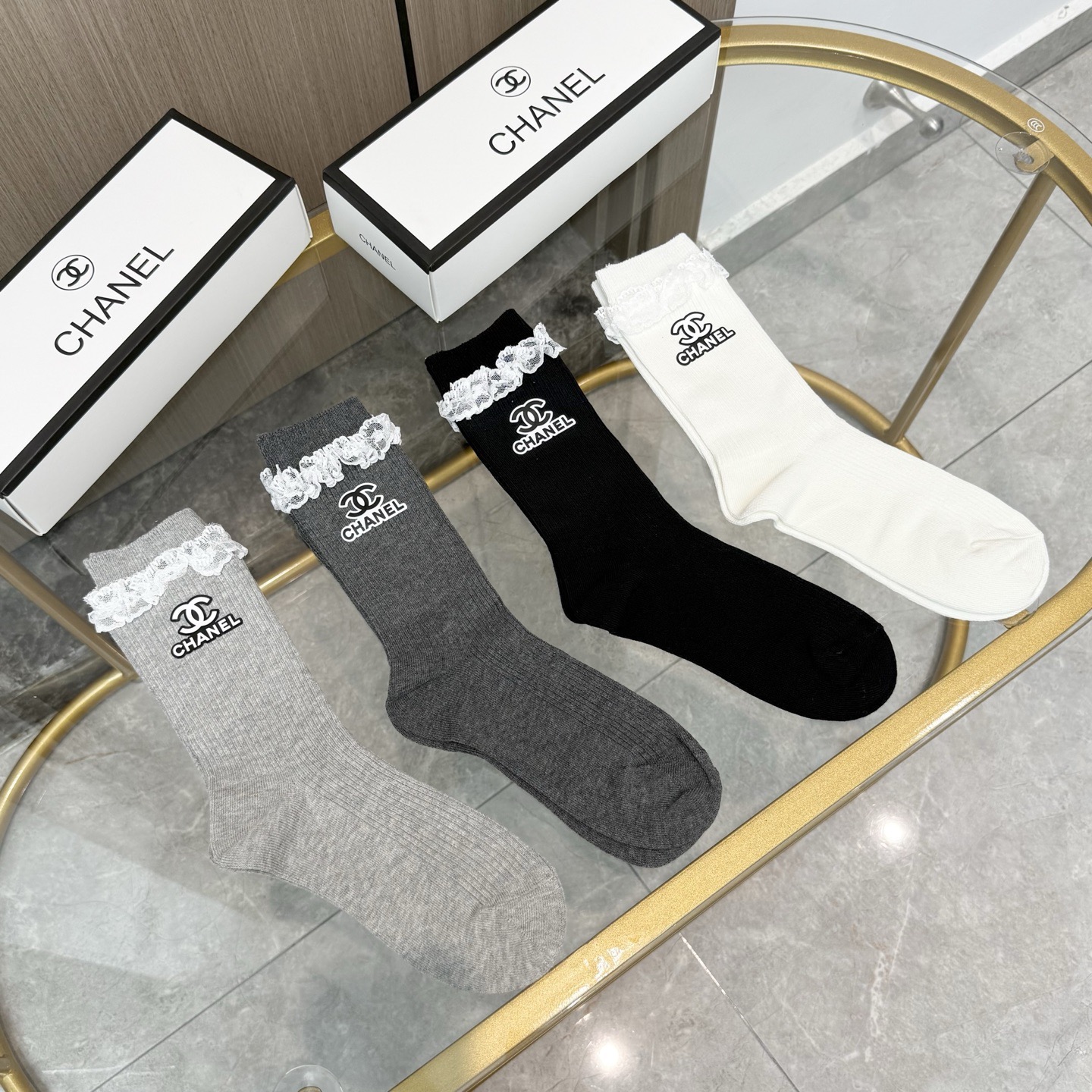 配包装【一盒四双】CHANEL 香奈儿高版本 ～好看到爆炸 CHANEL 袜子🔥烫印中筒袜，超精致🔥🔥潮人必不能少的 CHANEL 专柜代购品质 中筒袜子 ，搭配起来超高逼格 时髦度爆表啊啊啊啊～～推荐推荐推荐～～必入时髦小单品！！！