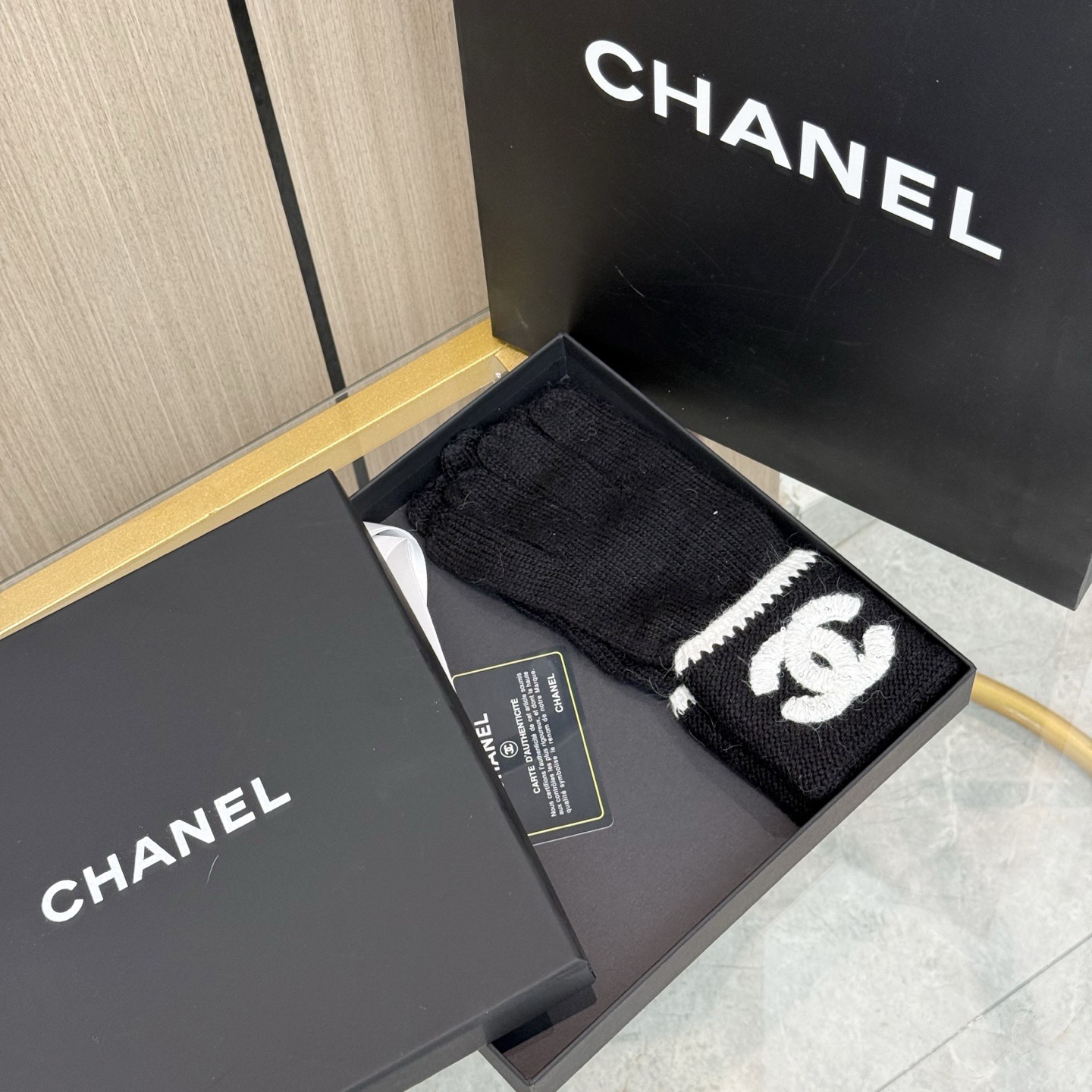 P110 配包装 爆款💥CHANEL香奈儿秋冬羊毛针织手套🧤纯色系列今年秋冬大火🔥 每色都超好看 搭配羊绒大衣绝美 立体版型剪裁 线条流畅 佩戴舒适 时尚设计非常百搭 贴合手型
尺码:均码