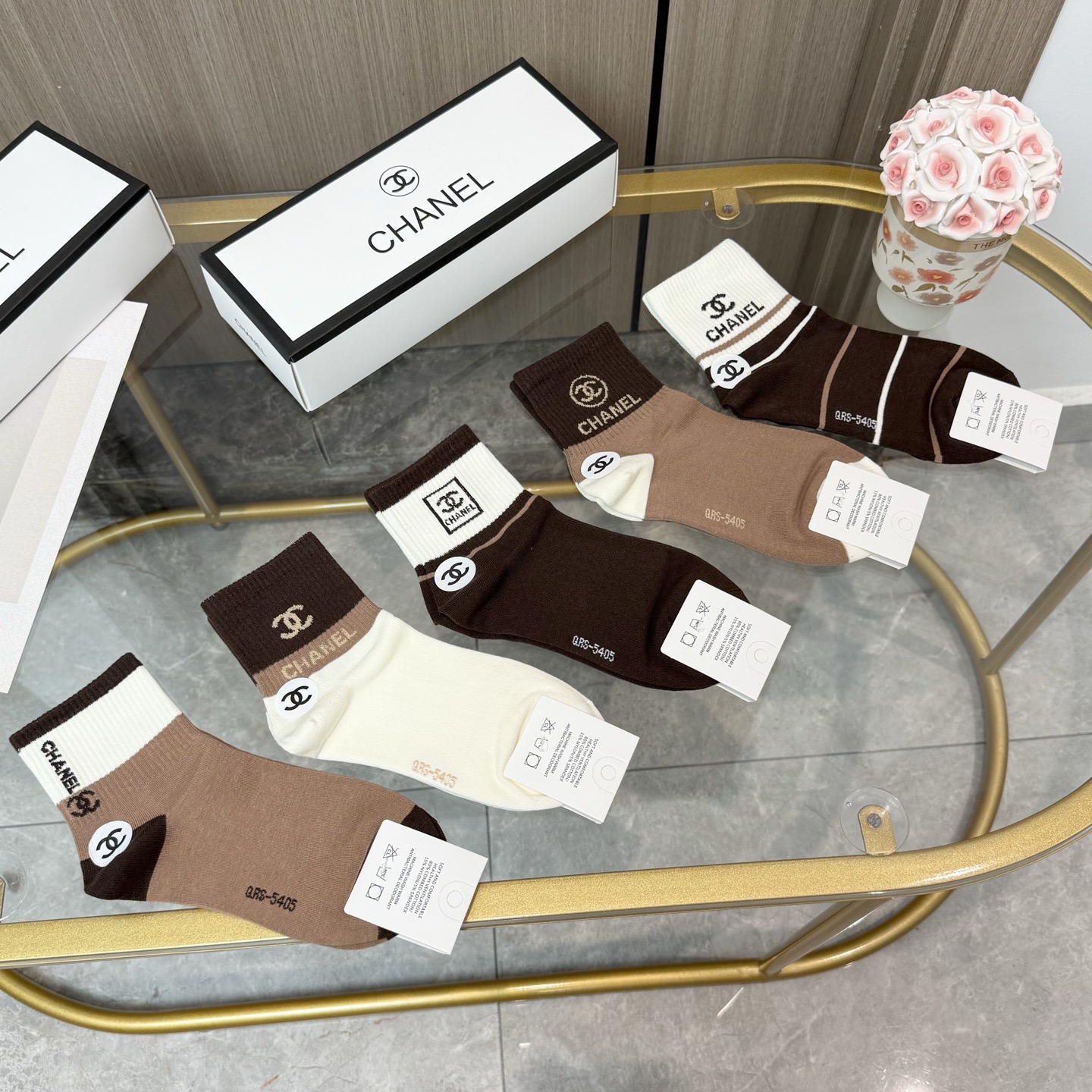 配包装【一盒五双】🌟Chanel 香奈儿 爆款卡中筒袜🌟高版本 ～好看到爆炸 欧美大牌中筒袜🔥🌟潮人必不