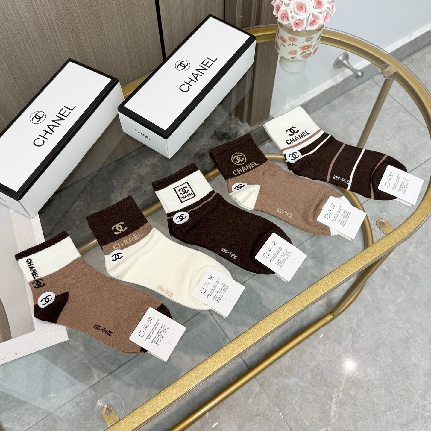 配包装【一盒五双】🌟Chanel 香奈儿 爆款卡中筒袜🌟高版本 ～好看到爆炸 欧美大牌中筒袜🔥🌟潮人必不