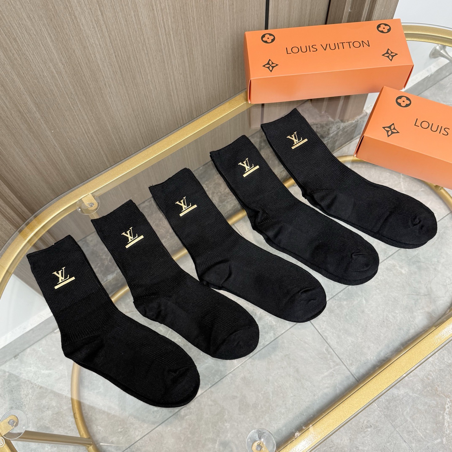 配包装【一盒五双】LV 路易威登高版本 ～好看到爆炸 LV 袜子🔥双针烫印羊绒中筒袜，超软糯🔥🔥潮人必不