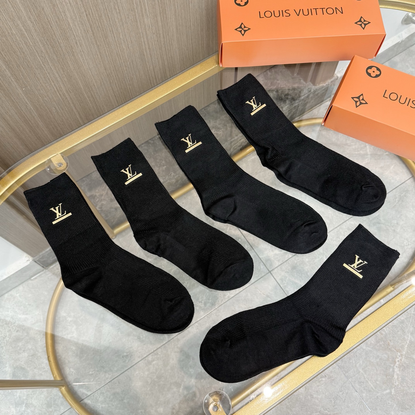 配包装【一盒五双】LV 路易威登高版本 ～好看到爆炸 LV 袜子🔥双针烫印羊绒中筒袜，超软糯🔥🔥潮人必不