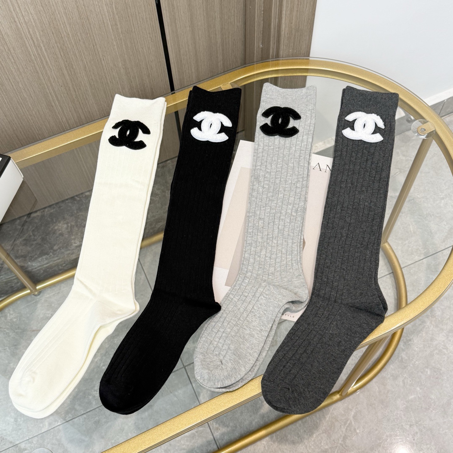 配包装【一盒四双】CHANEL · 香奈儿❗️超级爆款网红袜子❗️CHANEL官网同步字母小腿袜，ins