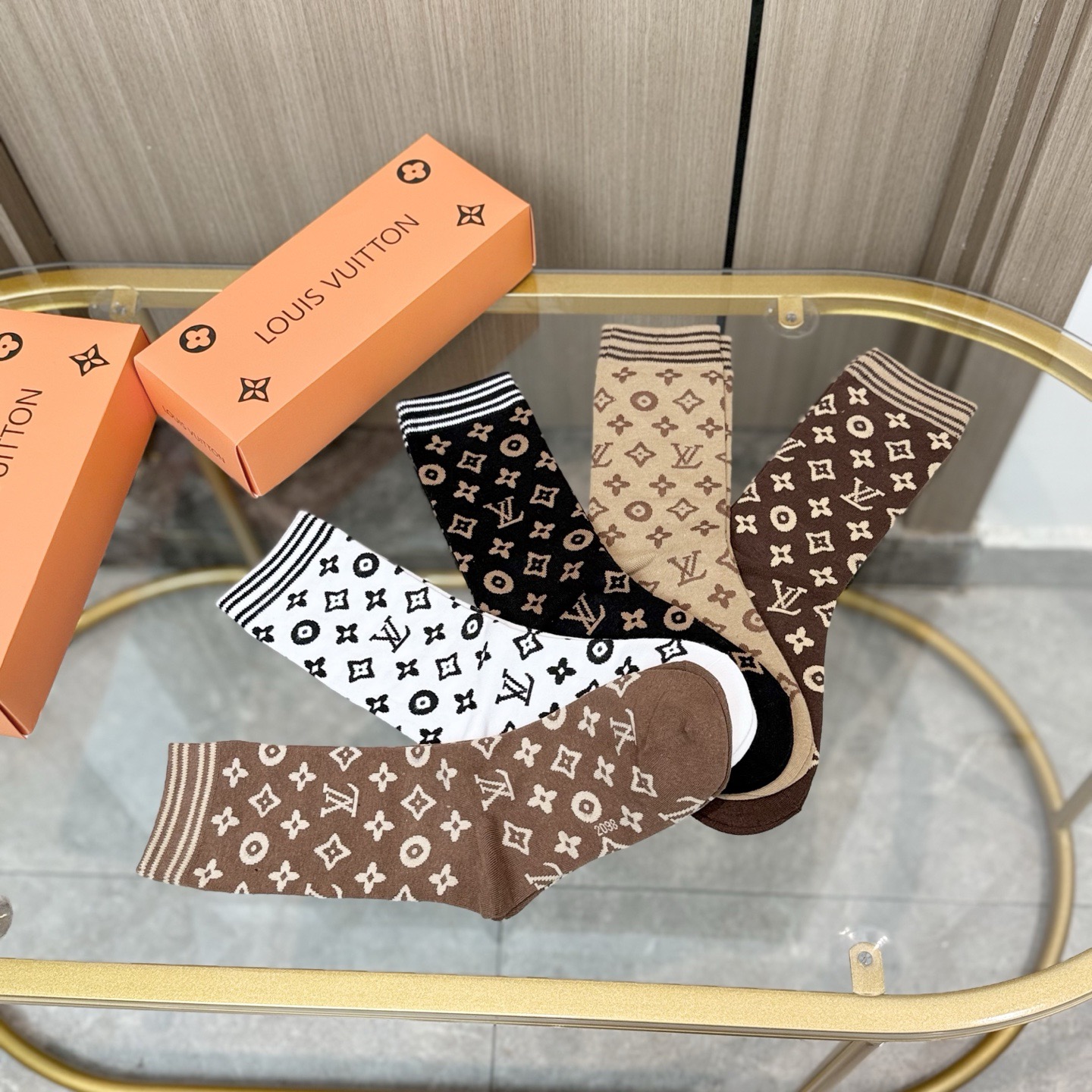 配包装【一盒五双】🌟LV 路易威登 爆款 长筒袜🌟高版本 ～好看到爆炸 欧美大牌长筒袜🔥🌟潮人必不能少的