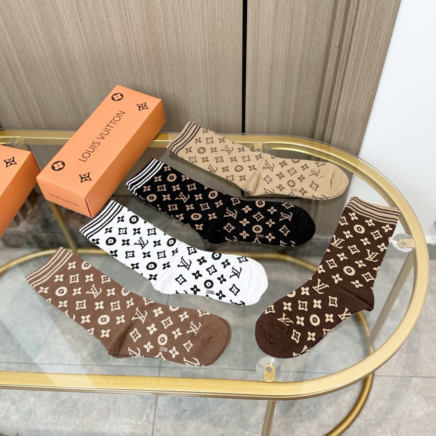 配包装【一盒五双】🌟LV 路易威登 爆款 长筒袜🌟高版本 ～好看到爆炸 欧美大牌长筒袜🔥🌟潮人必不能少的