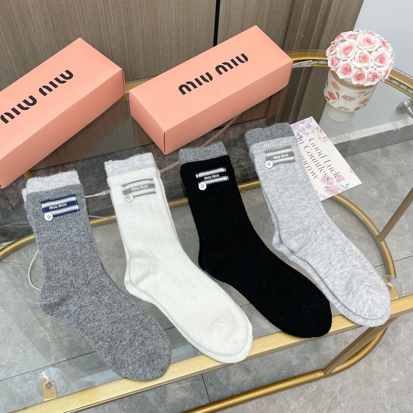 配包装【一盒四双】miumiu · 缪缪❗️高品质🔥超级爆款网红袜子❗️miu家官网同步饰品字母中筒袜，