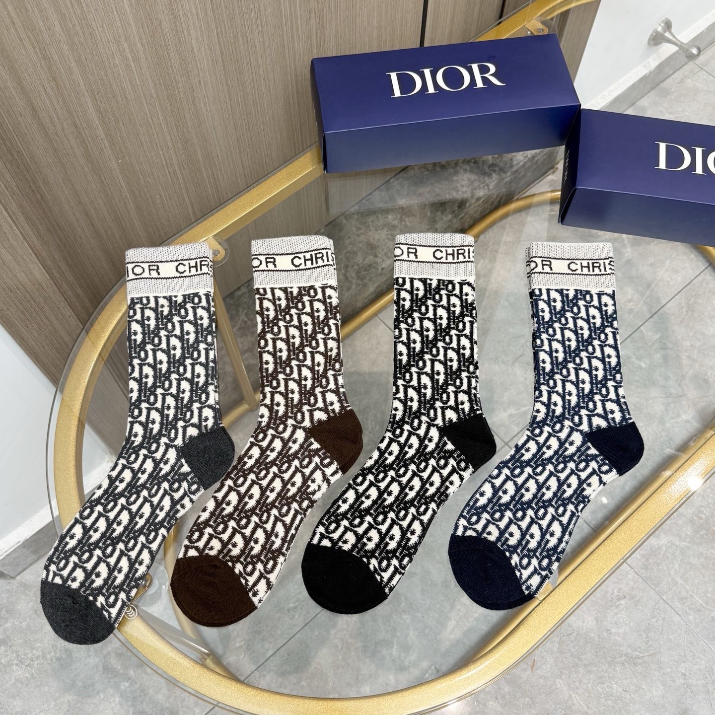 配包装【一盒四双】DIOR 迪奥高版本 ～好看到爆炸 Dior 袜子🔥羊绒袜，超软糯🔥🔥潮人必不能少的 