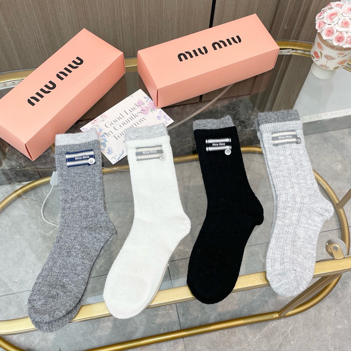 配包装【一盒四双】miumiu · 缪缪❗️高品质🔥超级爆款网红袜子❗️miu家官网同步饰品字母中筒袜，