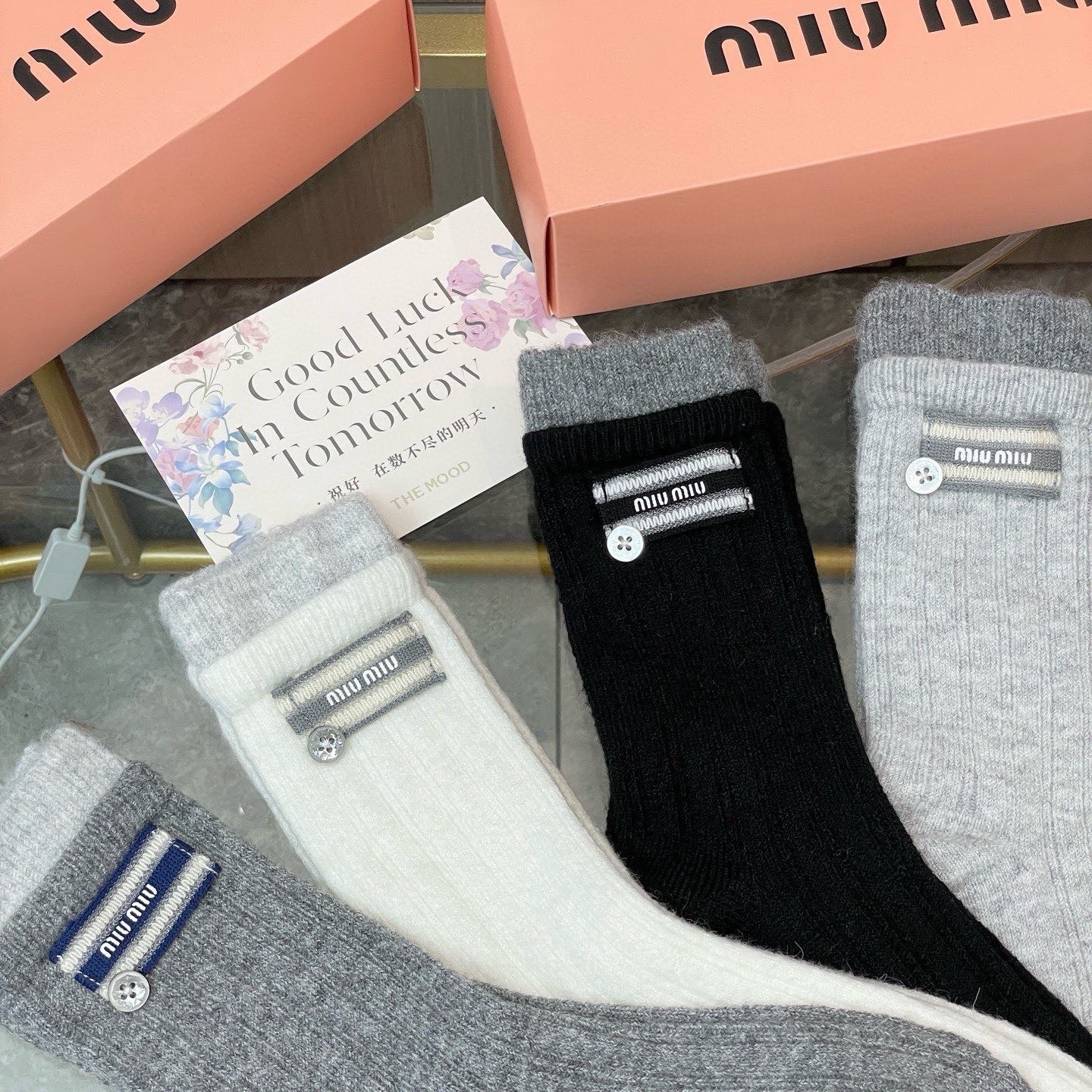 配包装【一盒四双】miumiu · 缪缪❗️高品质🔥超级爆款网红袜子❗️miu家官网同步饰品字母中筒袜，