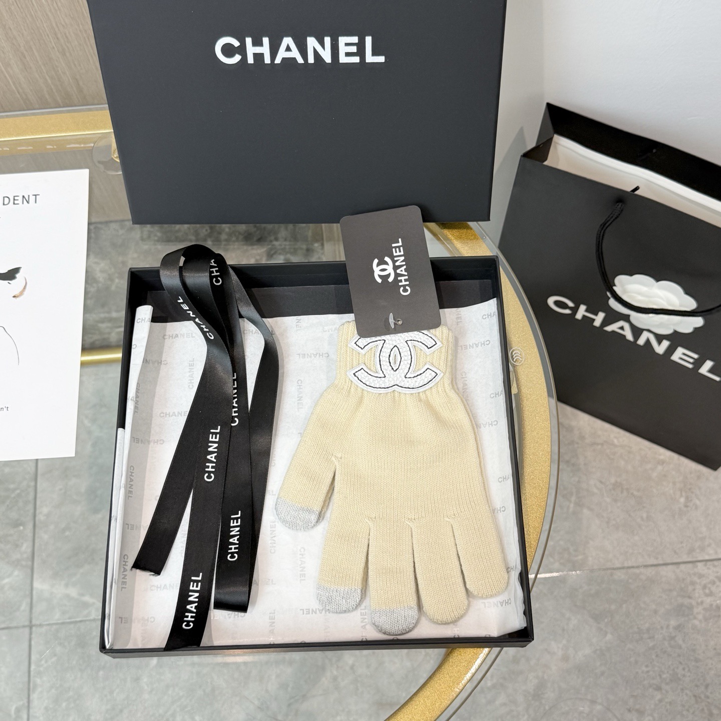 P80 配包装 爆款🔥 CHANEL香奈儿秋冬羊毛针织手套🧤纯色系列今年秋冬大火每色都超好看 搭配羊绒大衣绝美 立体版型剪裁 线条流畅 佩戴舒适 时尚设计非常百搭 贴合手型 
尺码：均码