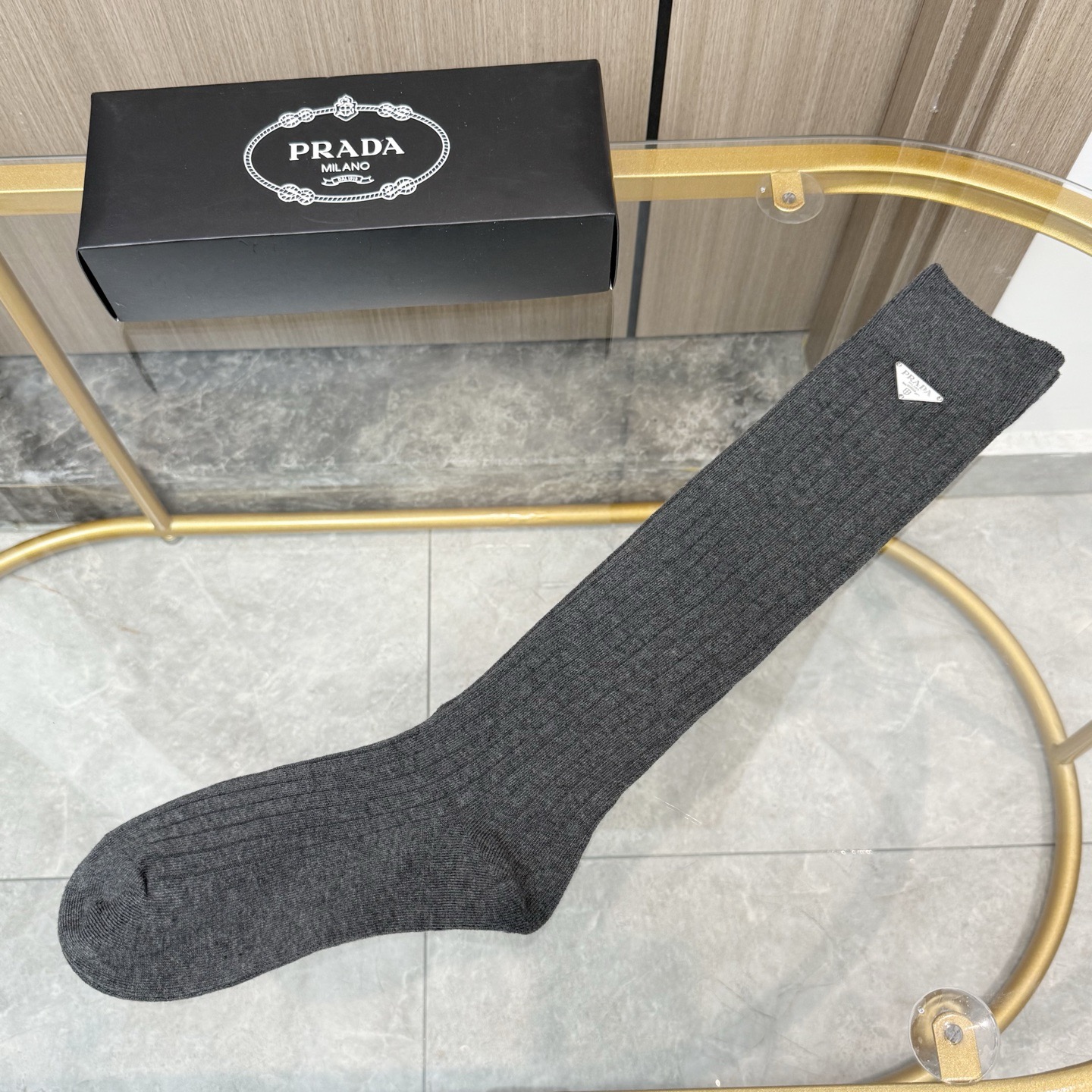 配包装【一盒一双】PRADA · 普拉达❗️超级爆款网红袜子❗️官网同步三角形饰品字母小腿袜，ins明星