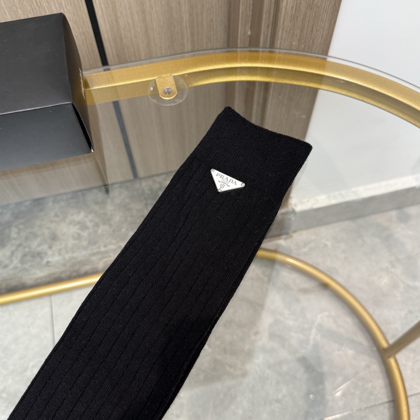 配包装【一盒一双】PRADA · 普拉达❗️超级爆款网红袜子❗️官网同步三角形饰品字母小腿袜，ins明星