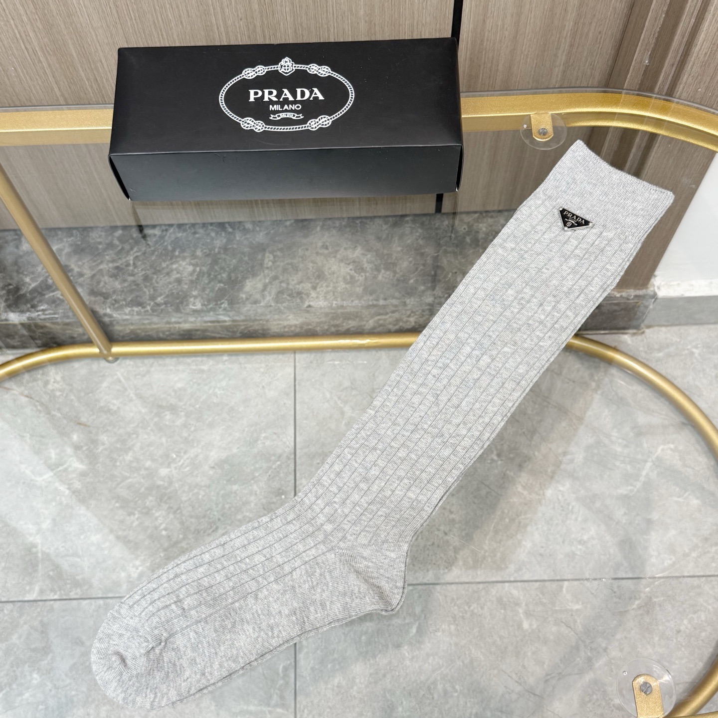 配包装【一盒一双】PRADA · 普拉达❗️超级爆款网红袜子❗️官网同步三角形饰品字母小腿袜，ins明星
