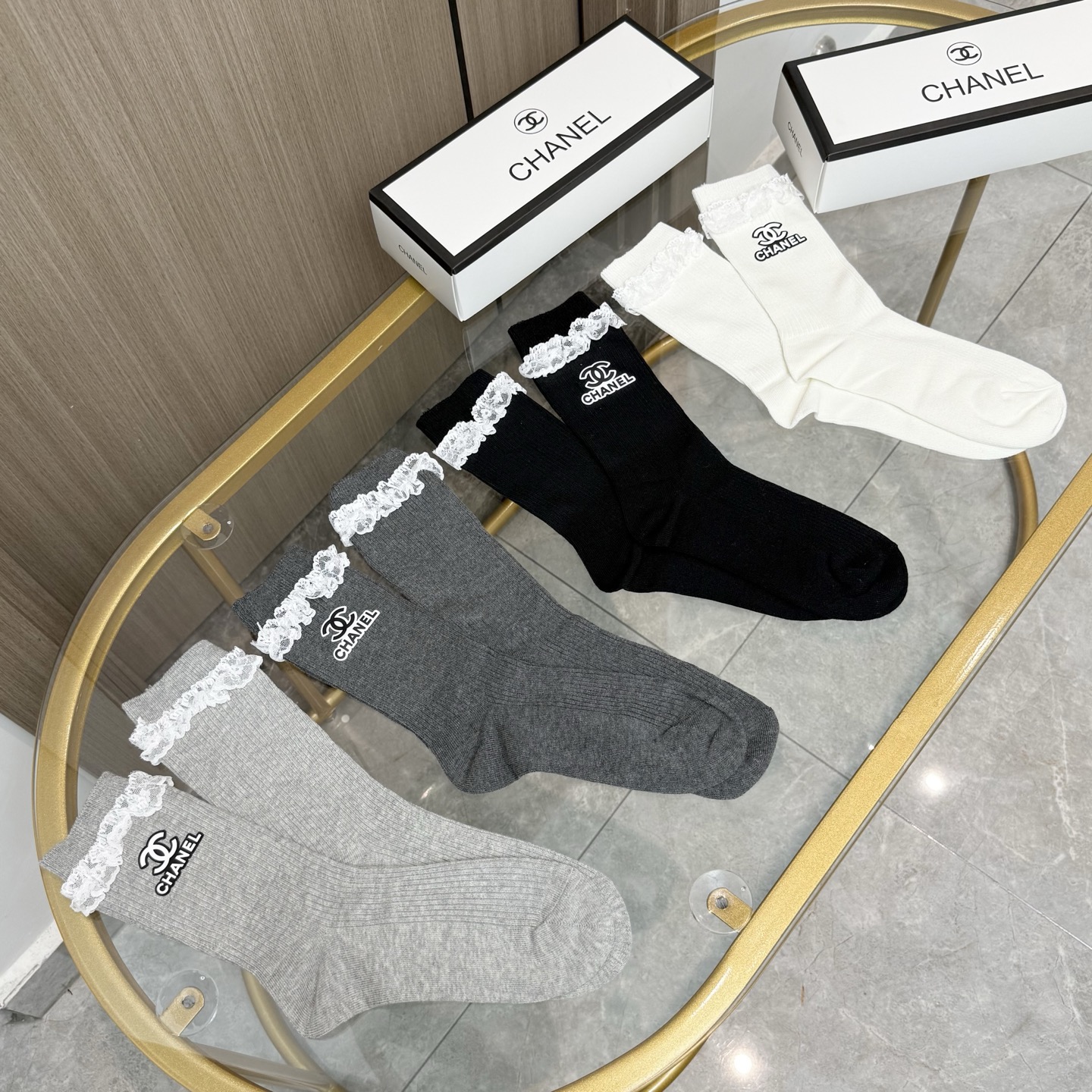 配包装【一盒四双】CHANEL 香奈儿高版本 ～好看到爆炸 CHANEL 袜子🔥烫印中筒袜，超精致🔥🔥潮