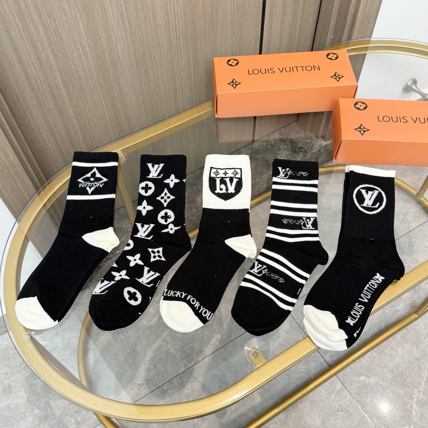 配包装【一盒五双】🌟LV 路易威登 爆款 长筒袜🌟高版本 ～好看到爆炸 欧美大牌长筒袜🔥🌟潮人必不能少的