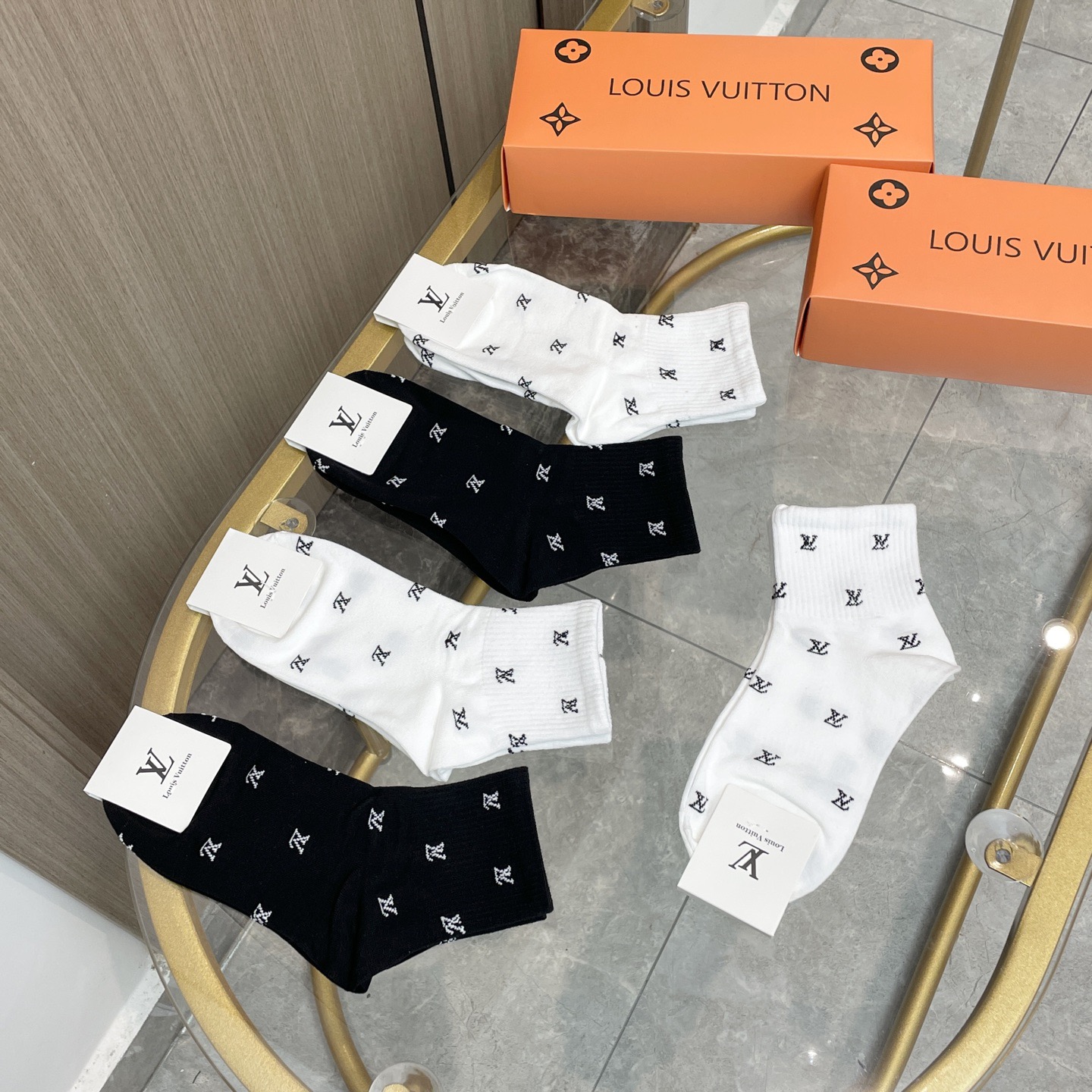 配包装【一盒五双】🌟LV 路易威登 爆款 中筒袜🌟高版本 ～好看到爆炸 欧美大牌中筒袜🔥🌟潮人必不能少的