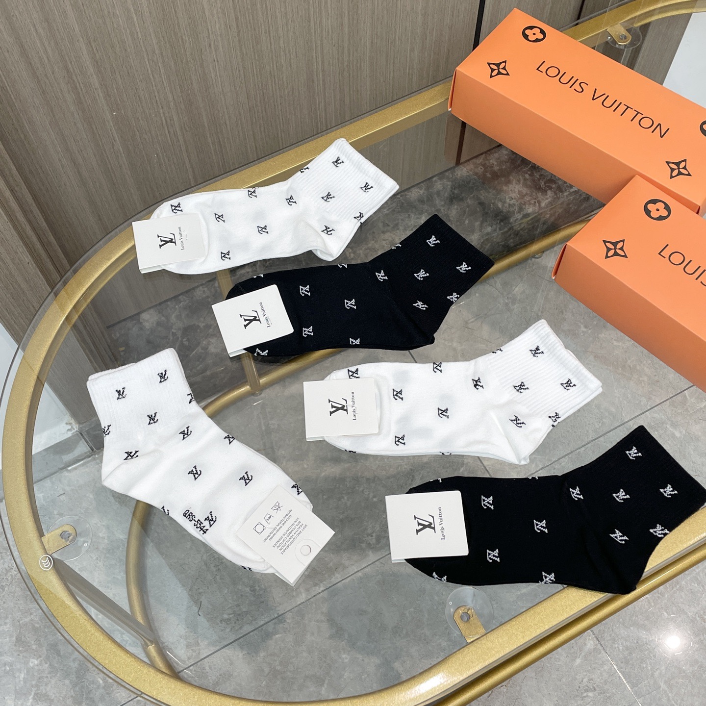 配包装【一盒五双】🌟LV 路易威登 爆款 中筒袜🌟高版本 ～好看到爆炸 欧美大牌中筒袜🔥🌟潮人必不能少的