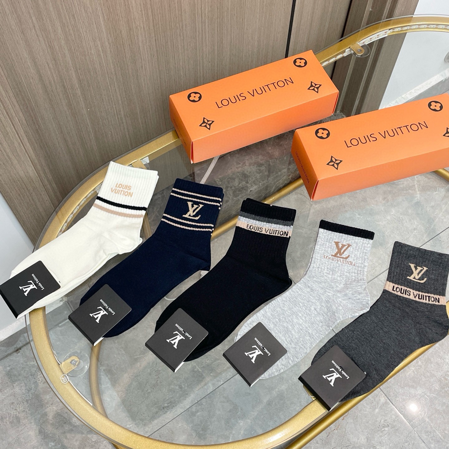 配包装【一盒五双】🌟LV 路易威登 爆款 中筒袜🌟高版本 ～好看到爆炸 欧美大牌中筒袜🔥🌟潮人必不能少的