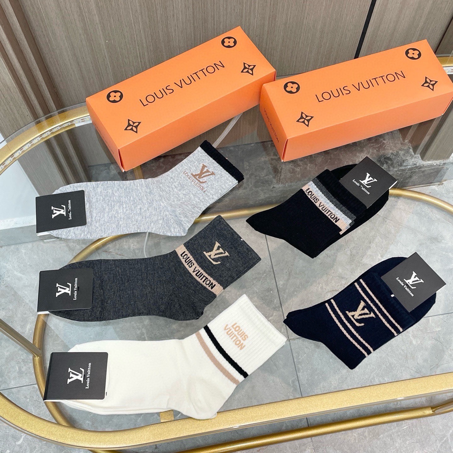 配包装【一盒五双】🌟LV 路易威登 爆款 中筒袜🌟高版本 ～好看到爆炸 欧美大牌中筒袜🔥🌟潮人必不能少的