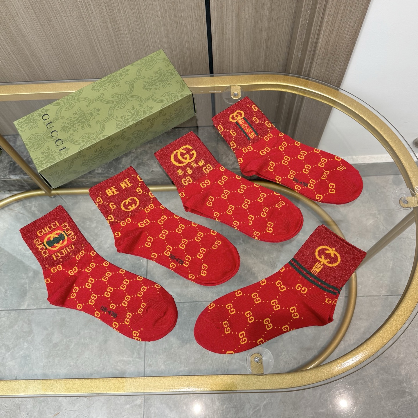 配包装【一盒五双】新年福利来了 · 红红火火过新年❗️新品当红炸街款中筒男女款袜子❗️纯棉材质，柔软舒适