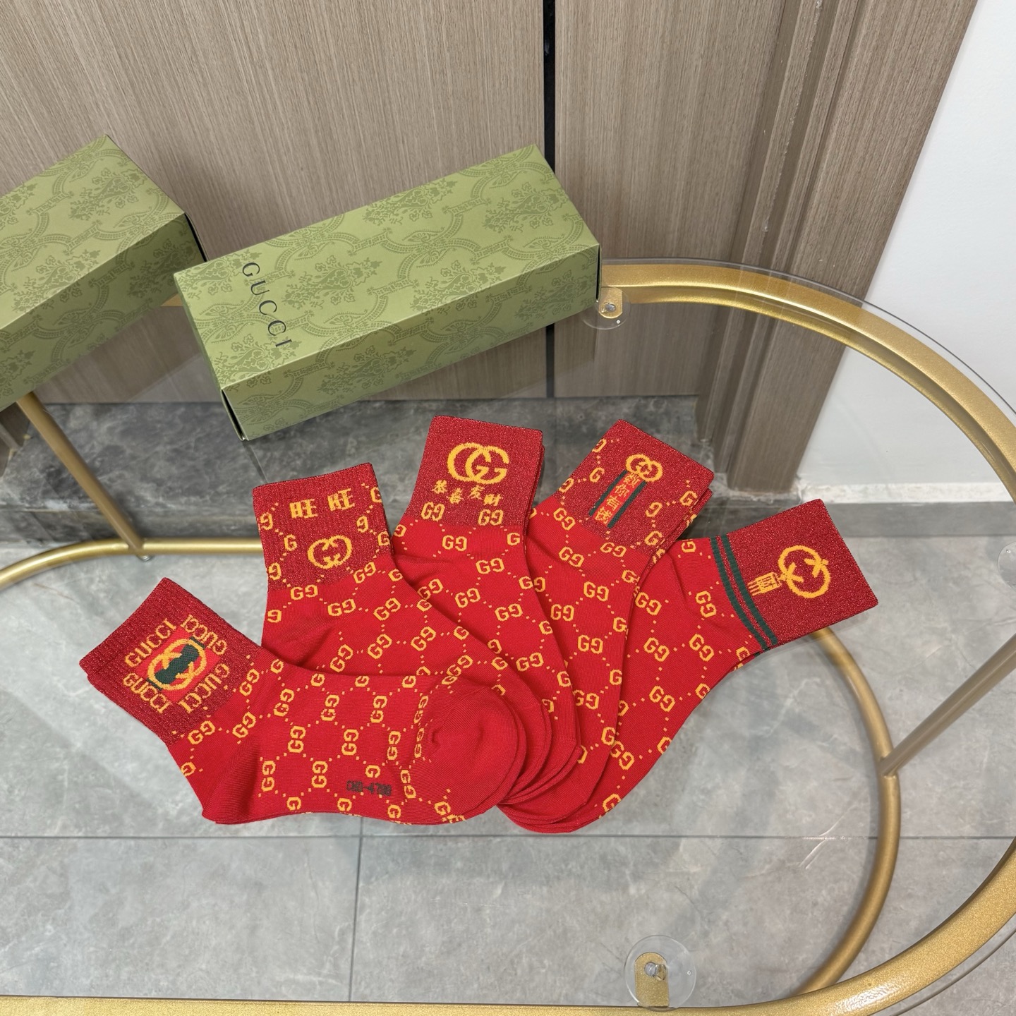 配包装【一盒五双】新年福利来了 · 红红火火过新年❗️新品当红炸街款中筒男女款袜子❗️纯棉材质，柔软舒适