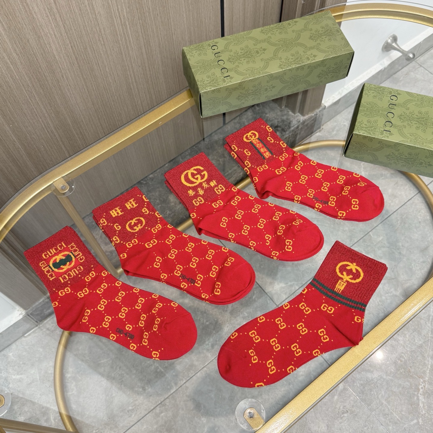 配包装【一盒五双】新年福利来了 · 红红火火过新年❗️新品当红炸街款中筒男女款袜子❗️纯棉材质，柔软舒适