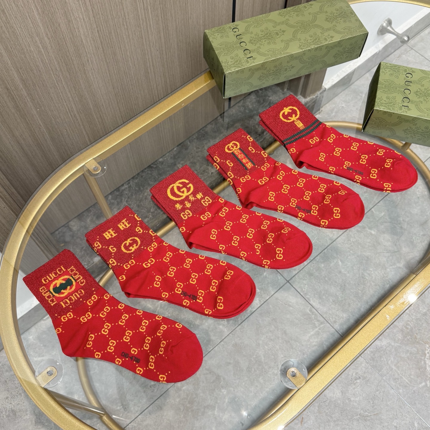 配包装【一盒五双】新年福利来了 · 红红火火过新年❗️新品当红炸街款中筒男女款袜子❗️纯棉材质，柔软舒适