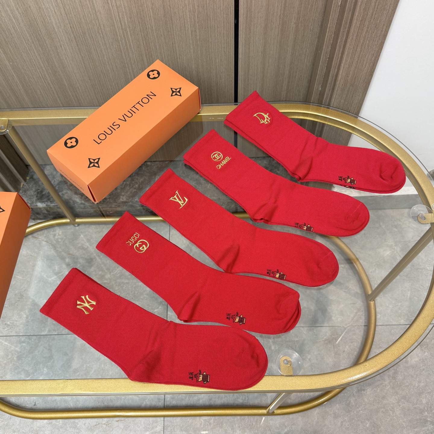 配包装【一盒五双】✨欧美大牌🔥红红火火过年袜 💓官网同款字母刺绣中长款袜子！罗口刺绣品牌简称字母ins装