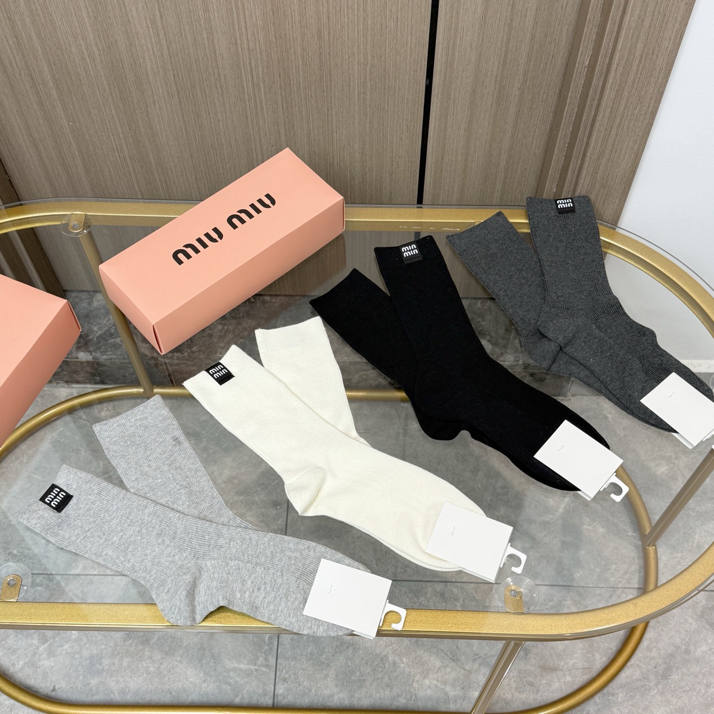 配包装【一盒四双】MIUMIU 缪缪高版本 ～好看到爆炸 MIUMIU 袜子🔥双针烫印中筒袜，超精致🔥🔥