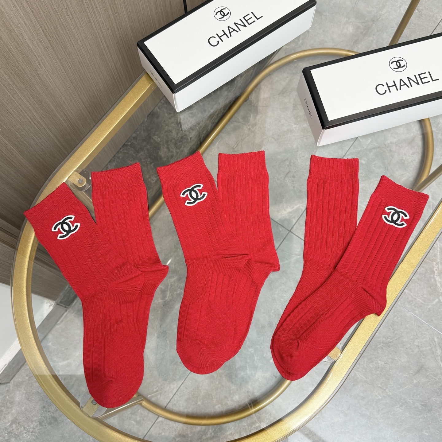 配包装【一盒三双】✨CHANEL香奈儿🔥红红火火过年袜 💓官网同款字母饰品中长款袜子！罗口饰品品牌简称字