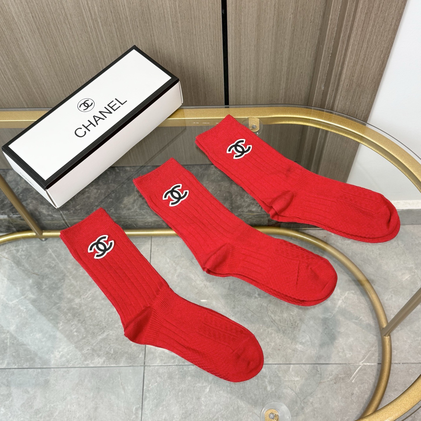 配包装【一盒三双】✨CHANEL香奈儿🔥红红火火过年袜 💓官网同款字母饰品中长款袜子！罗口饰品品牌简称字