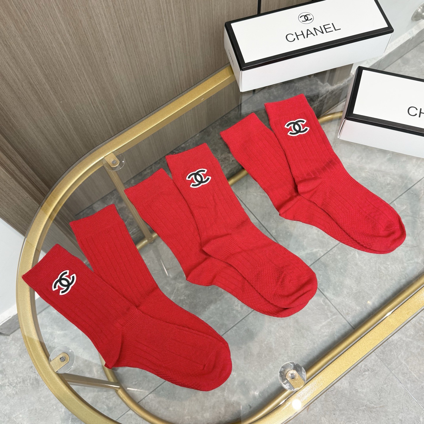 配包装【一盒三双】✨CHANEL香奈儿🔥红红火火过年袜 💓官网同款字母饰品中长款袜子！罗口饰品品牌简称字