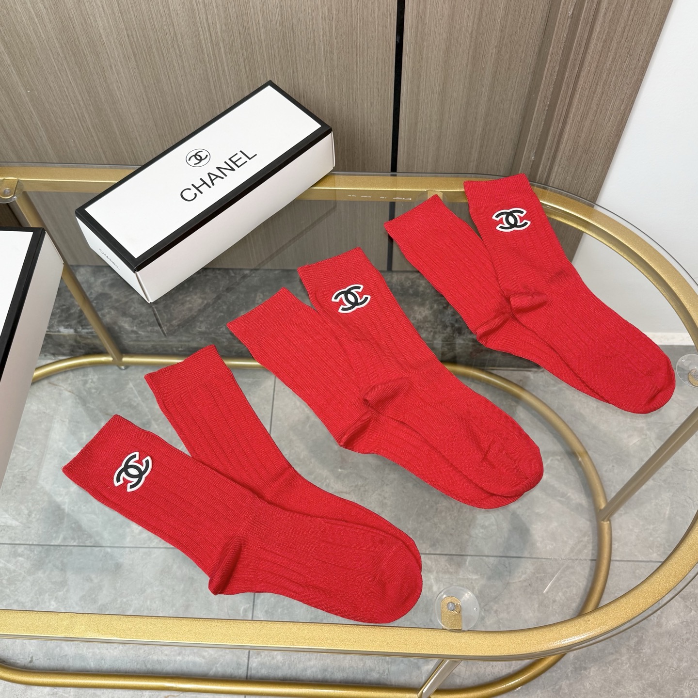 配包装【一盒三双】✨CHANEL香奈儿🔥红红火火过年袜 💓官网同款字母饰品中长款袜子！罗口饰品品牌简称字