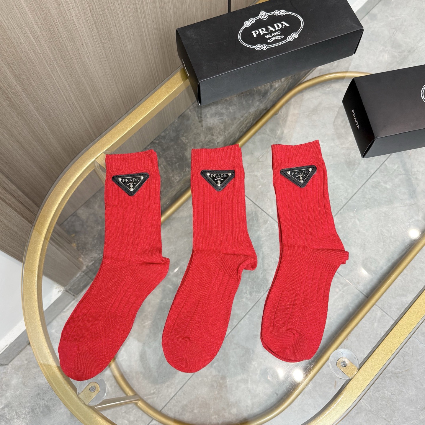 配包装【一盒三双】✨PRADA普拉达🔥红红火火过年袜 💓官网同款字母饰品中长款袜子！罗口饰品品牌简称字母