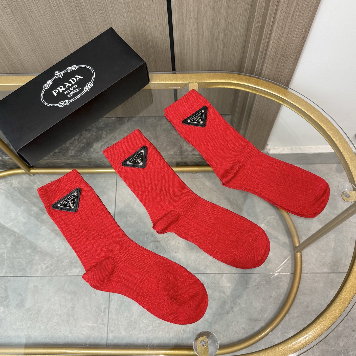 配包装【一盒三双】✨PRADA普拉达🔥红红火火过年袜 💓官网同款字母饰品中长款袜子！罗口饰品品牌简称字母