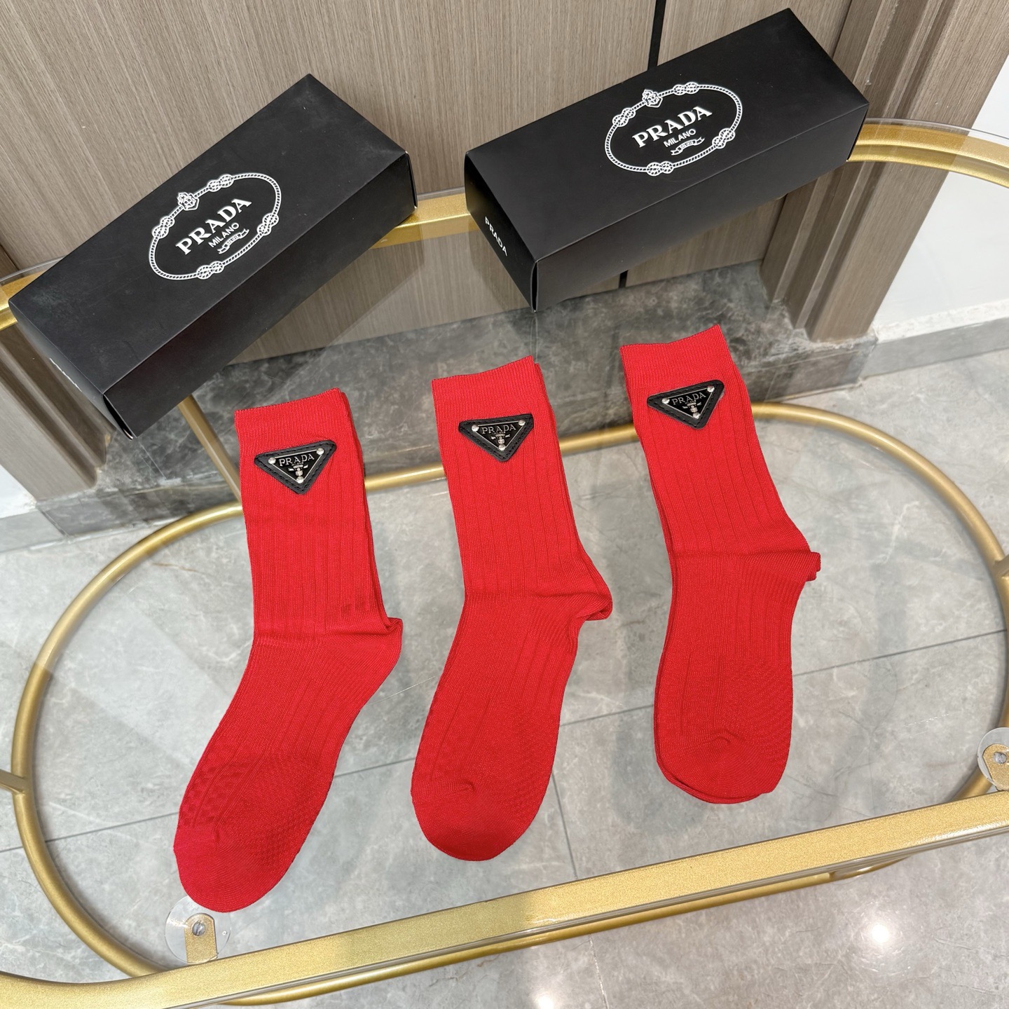 配包装【一盒三双】✨PRADA普拉达🔥红红火火过年袜 💓官网同款字母饰品中长款袜子！罗口饰品品牌简称字母