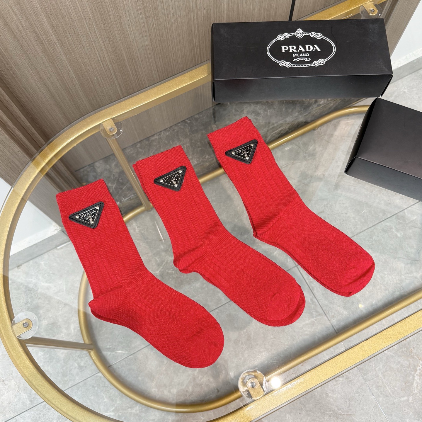 配包装【一盒三双】✨PRADA普拉达🔥红红火火过年袜 💓官网同款字母饰品中长款袜子！罗口饰品品牌简称字母