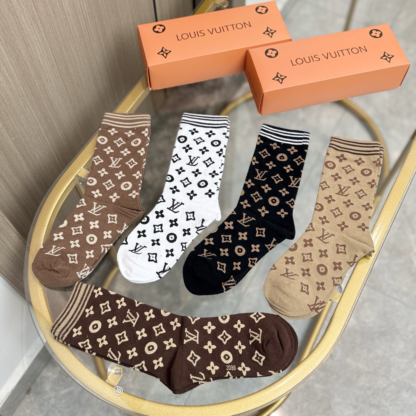 配包装【一盒五双】🌟LV 路易威登 爆款 长筒袜🌟高版本 ～好看到爆炸 欧美大牌长筒袜🔥🌟潮人必不能少的