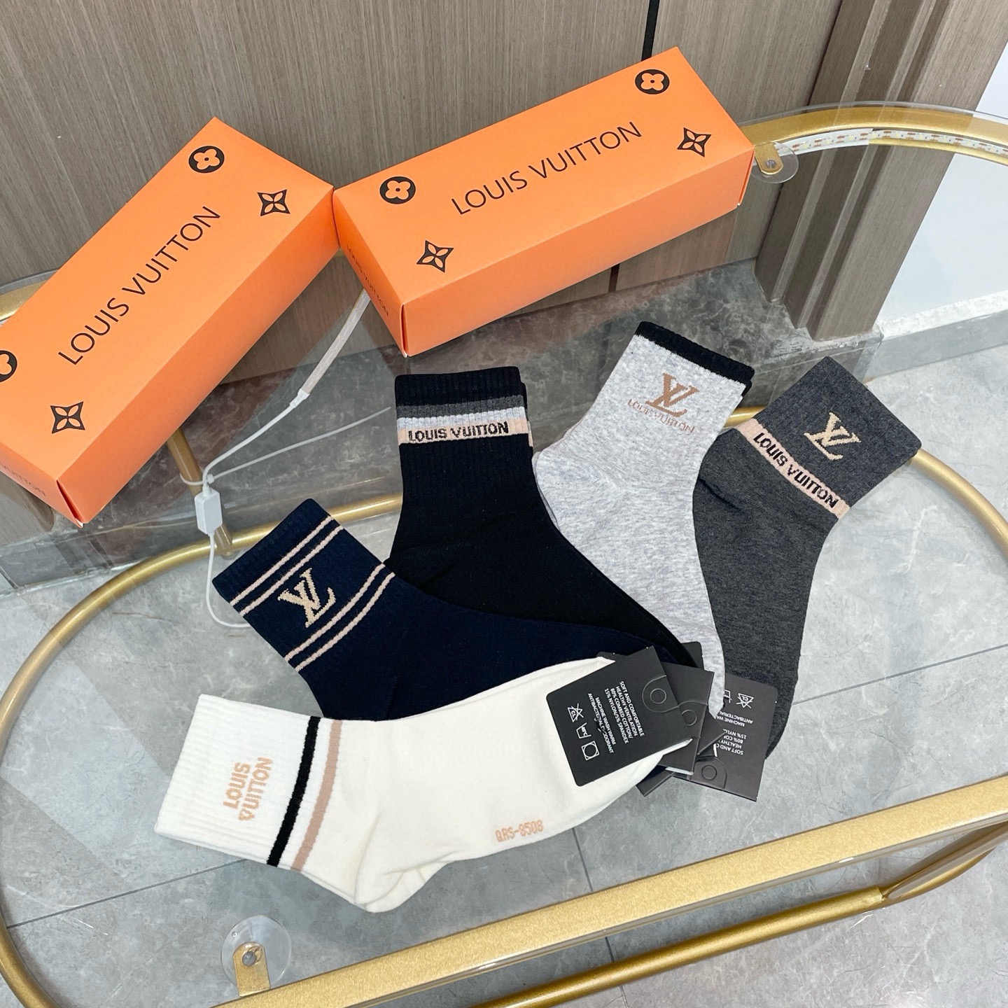 配包装【一盒五双】🌟LV 路易威登 爆款 中筒袜🌟高版本 ～好看到爆炸 欧美大牌中筒袜🔥🌟潮人必不能少的