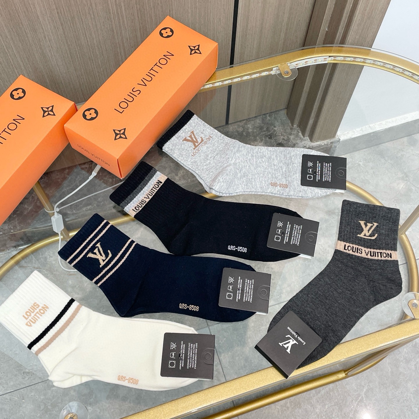 配包装【一盒五双】🌟LV 路易威登 爆款 中筒袜🌟高版本 ～好看到爆炸 欧美大牌中筒袜🔥🌟潮人必不能少的