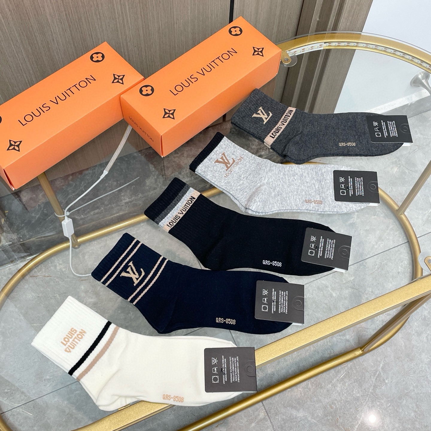 配包装【一盒五双】🌟LV 路易威登 爆款 中筒袜🌟高版本 ～好看到爆炸 欧美大牌中筒袜🔥🌟潮人必不能少的