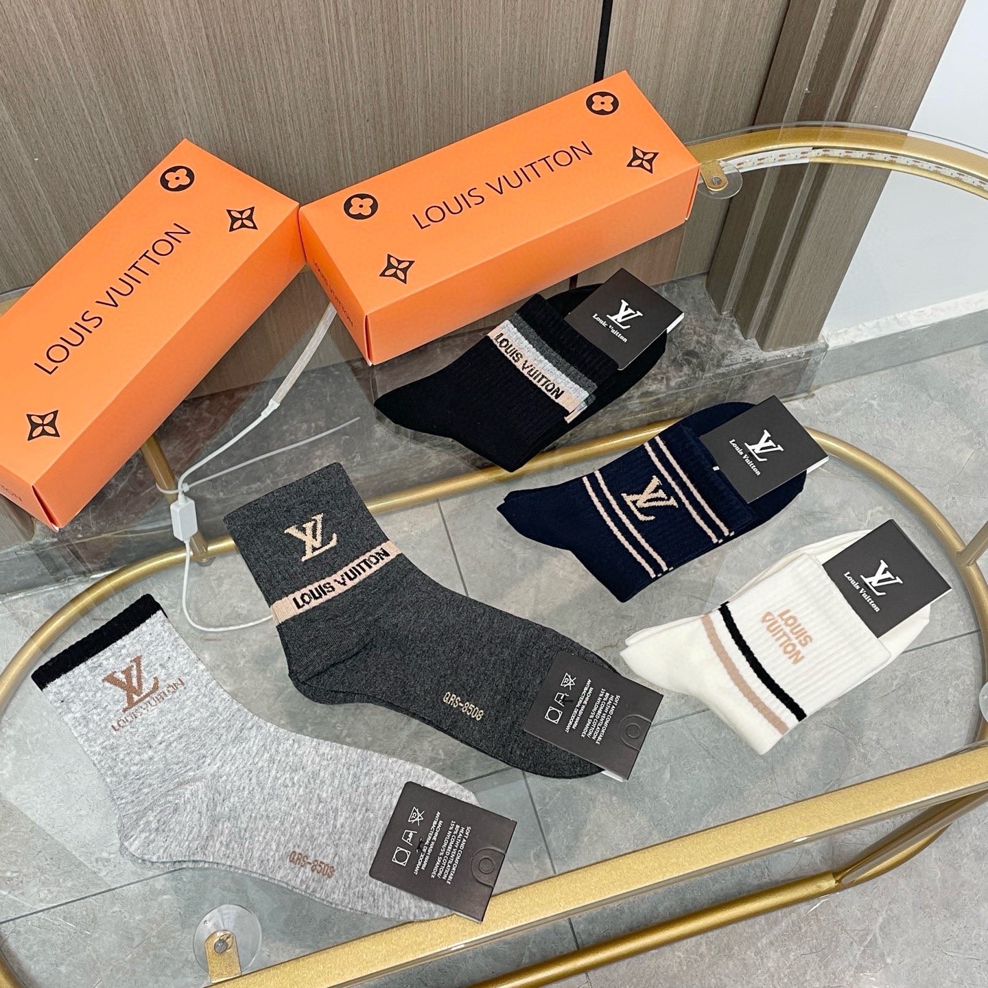 配包装【一盒五双】🌟LV 路易威登 爆款 中筒袜🌟高版本 ～好看到爆炸 欧美大牌中筒袜🔥🌟潮人必不能少的