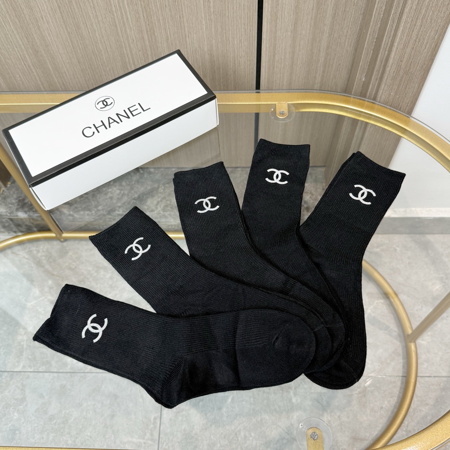 配包装【一盒五双】CHANEL 香奈儿高版本 ～好看到爆炸 CHANEL 袜子🔥双针烫印羊绒中筒袜，超软