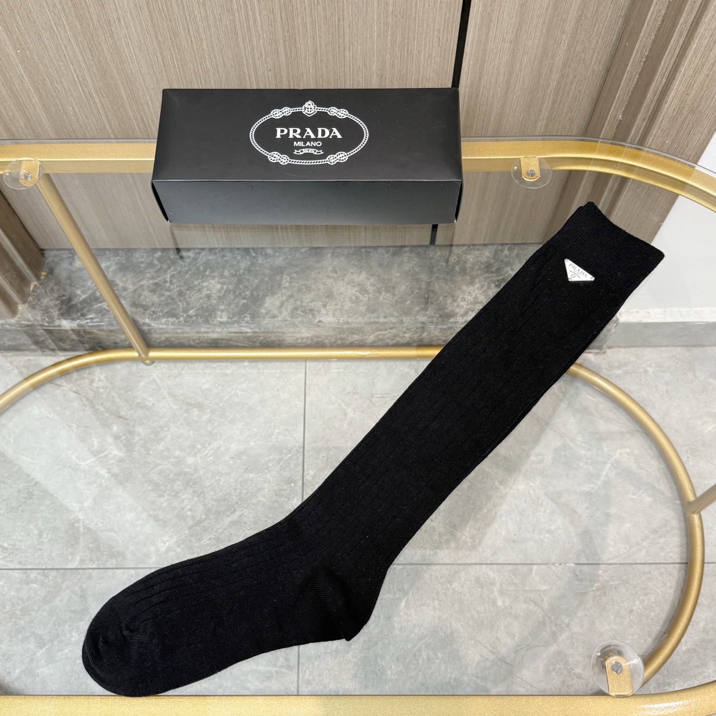 配包装【一盒一双】PRADA · 普拉达❗️超级爆款网红袜子❗️官网同步三角形饰品字母小腿袜，ins明星